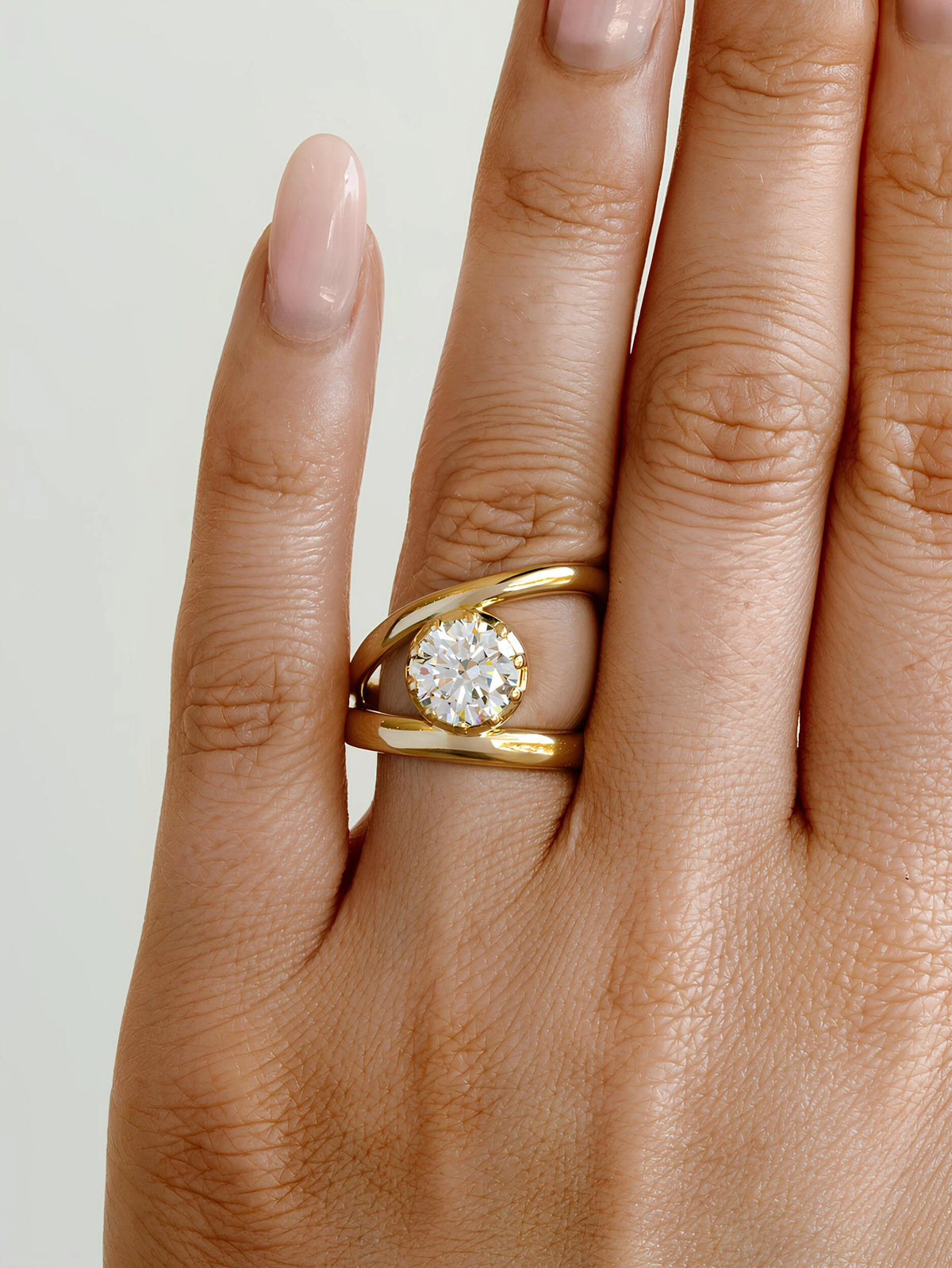 Common :: 1.80ct Round diamond solitaire ring with sculptural sweeping band