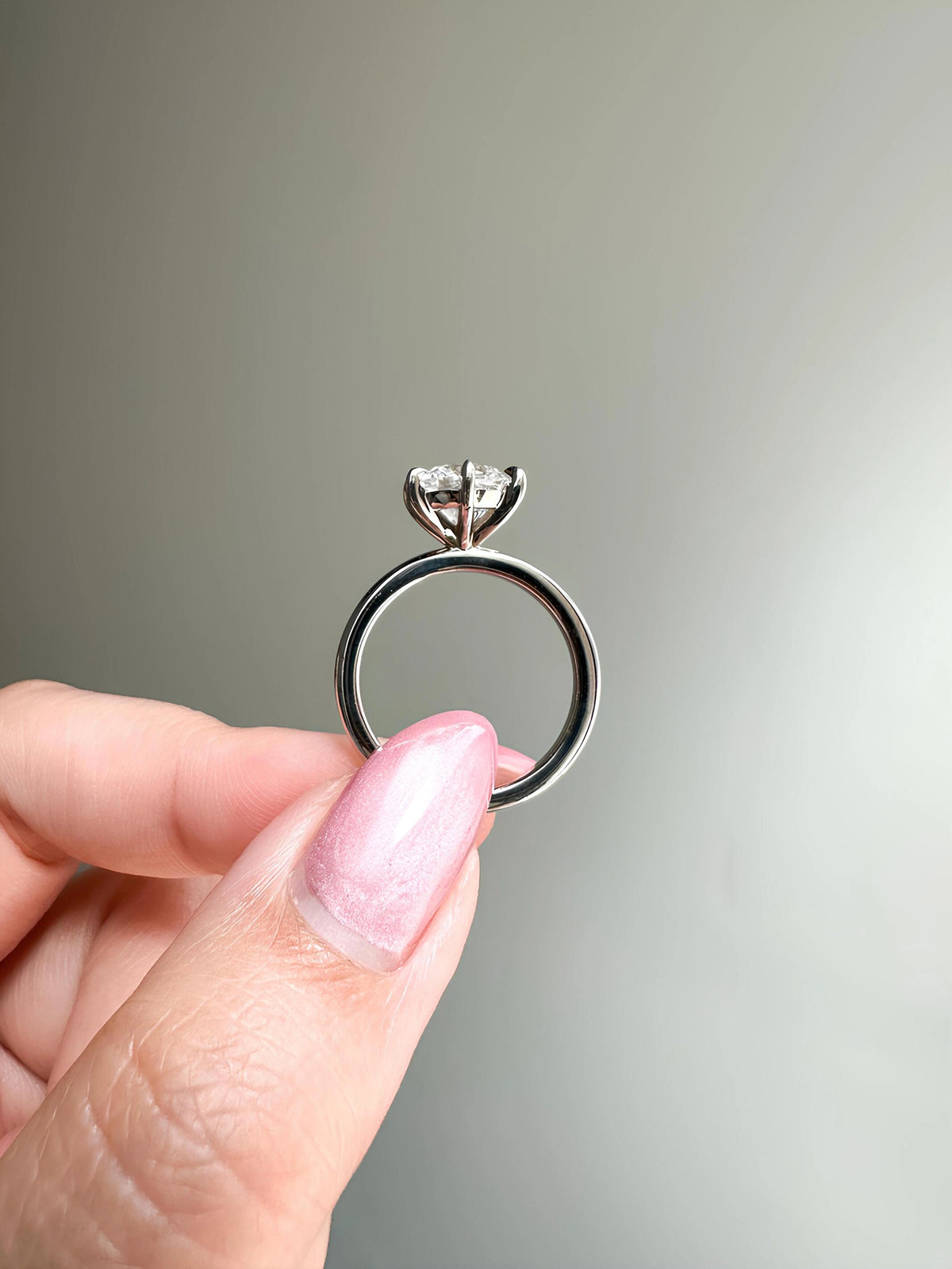 Common :: D color VS1 round lab grown diamond ring showcase