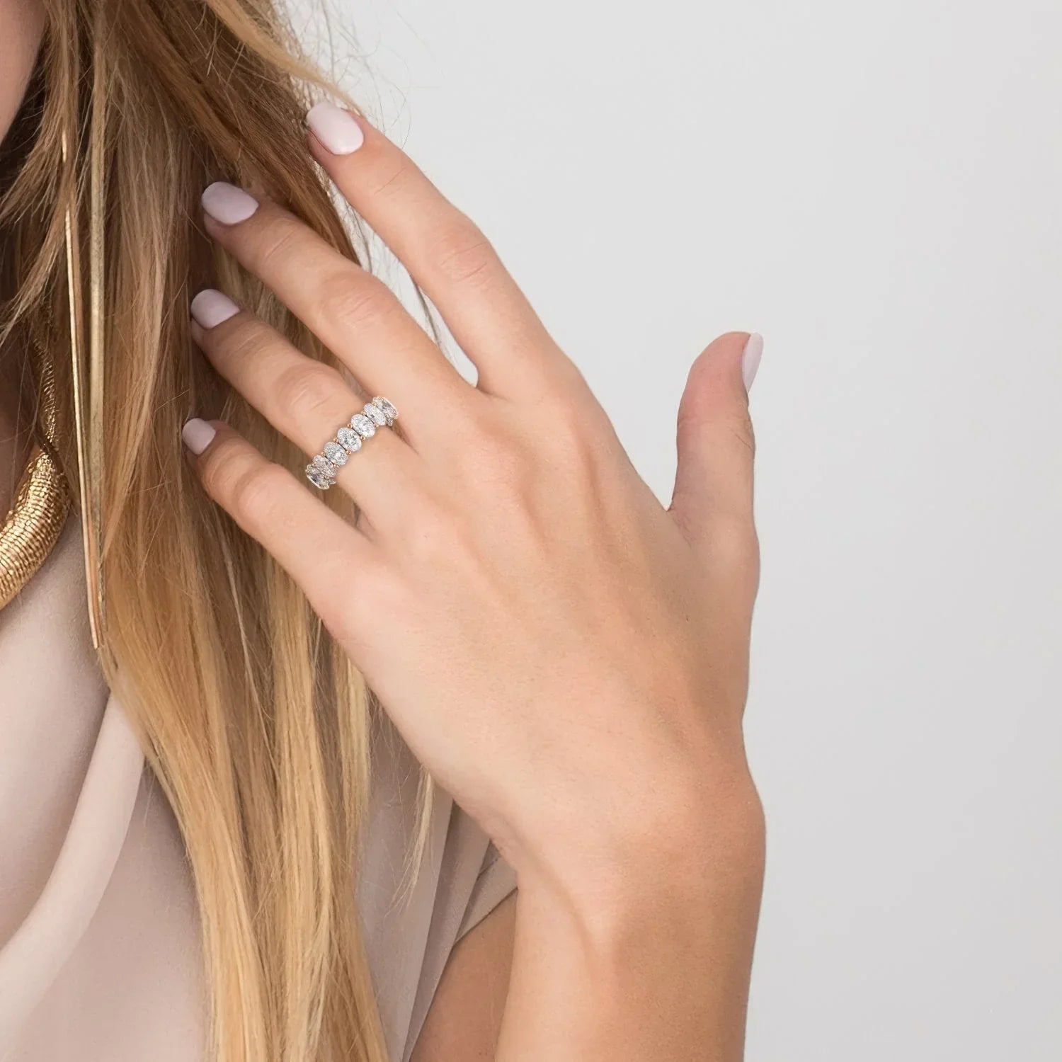 Oval And Round Lab Grown Diamond Oval U Pave Prong Eternity