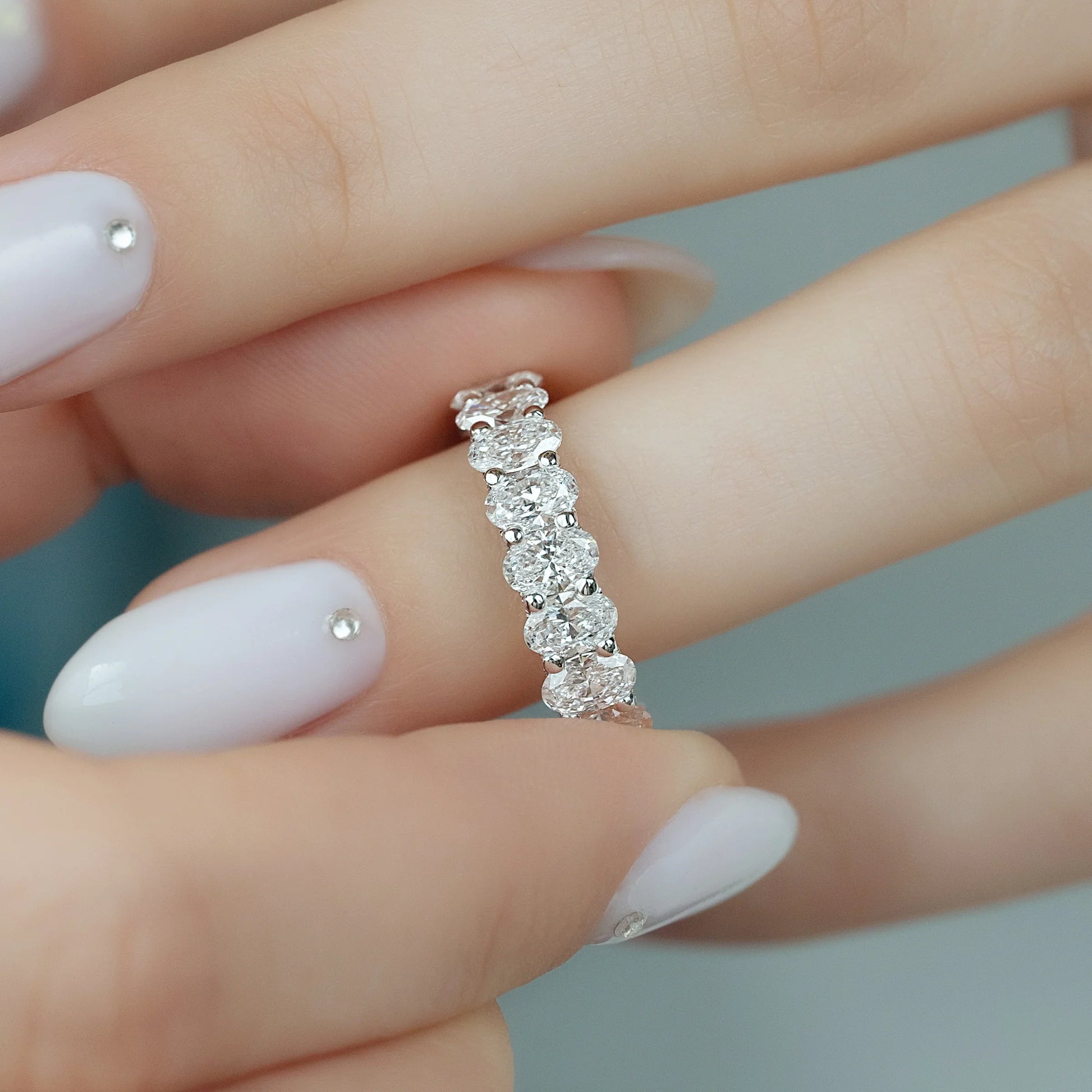 Oval And Round Lab Grown Diamond Oval U Pave Prong Eternity