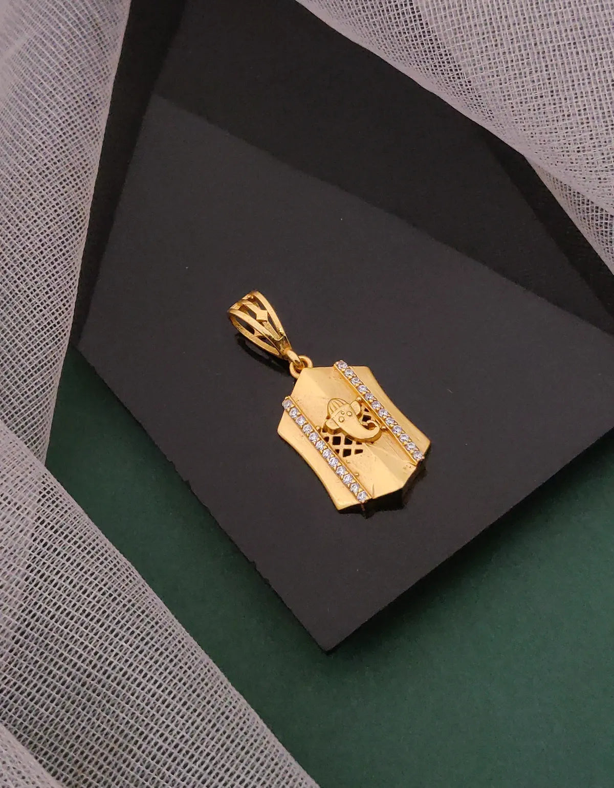 Parallar line Ganpati Diamond Pendant