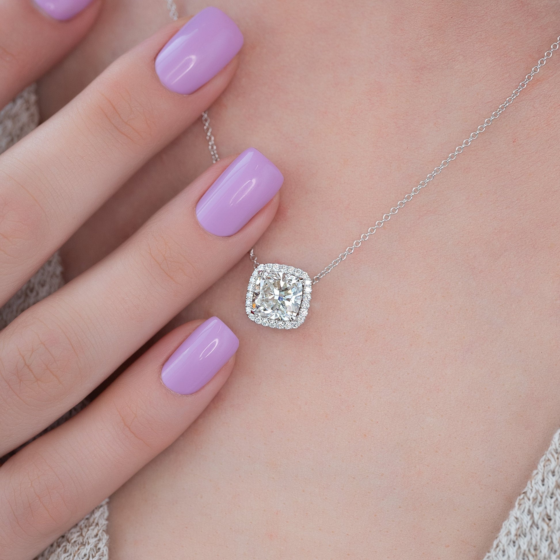 white :: premium white gold halo pendant with IGI certified diamonds
