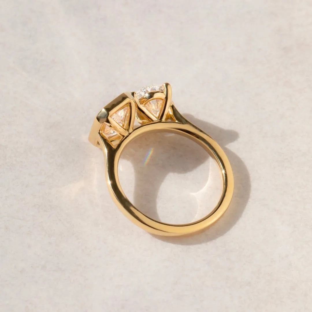 Common :: Unique engagement ring with a 2mm yellow gold band and exceptional brilliance.