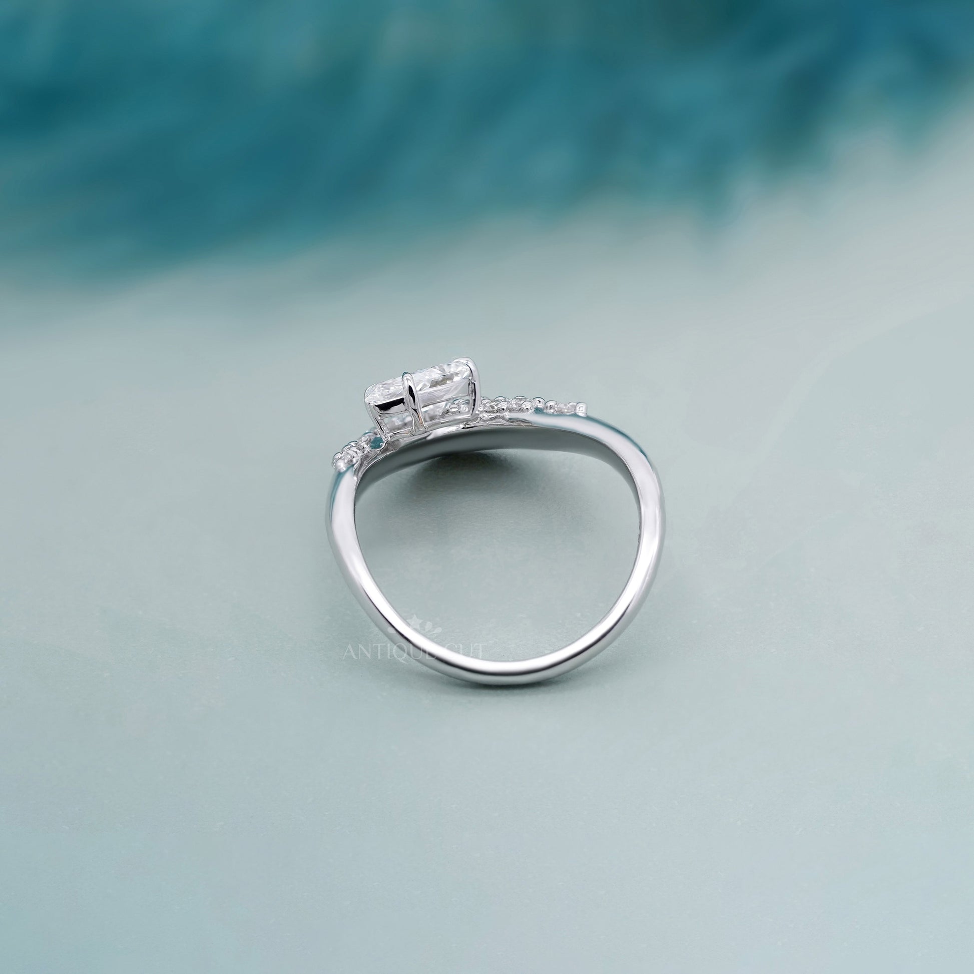 Contemporary Pear Diamond 1.00tcw Cluster Ring | IGI Certified Lab Diamond | Sculpted V Shank Design