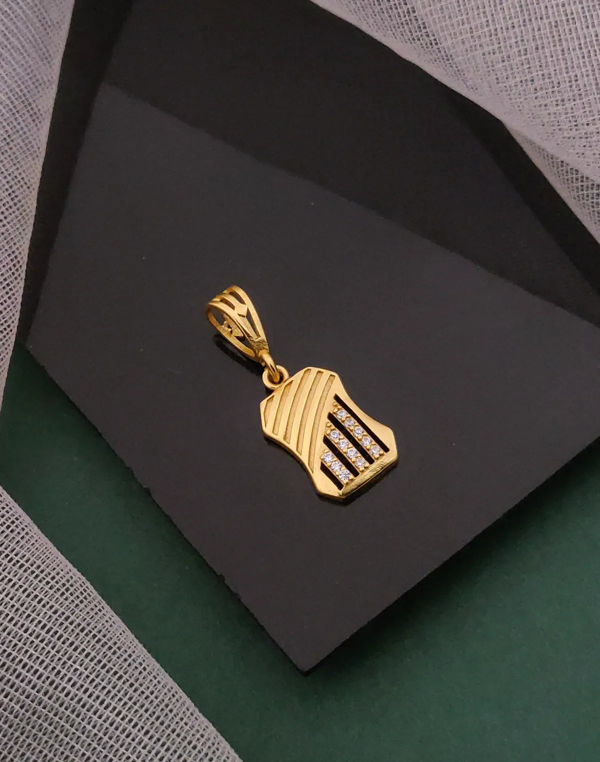 A Creative Diamond Liner Pendant