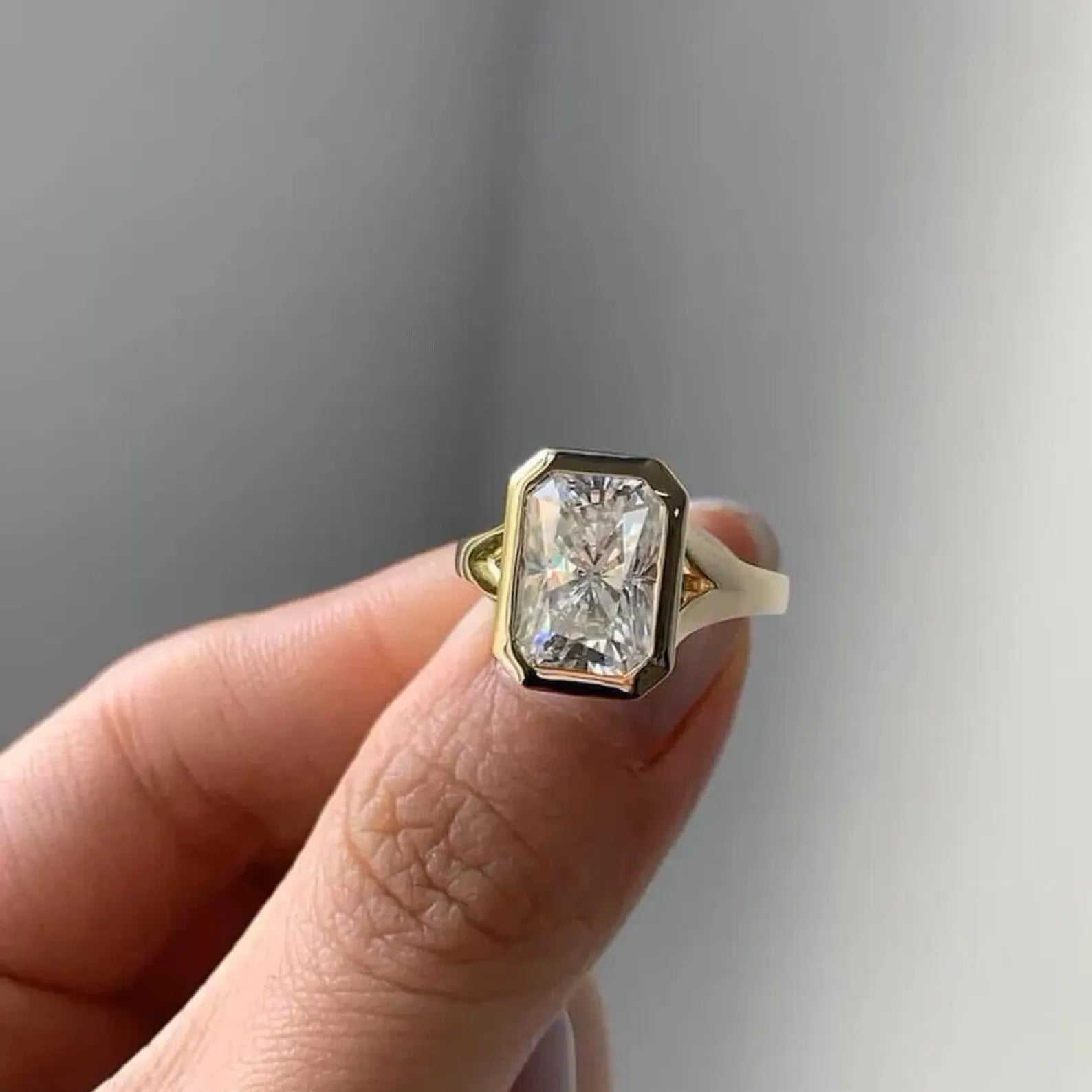 Radiant 2.00ct Lab Grown Diamond Bezel-set Engagement ring, D-E-F Color, VVS-VS Clarity - IGI Certificate