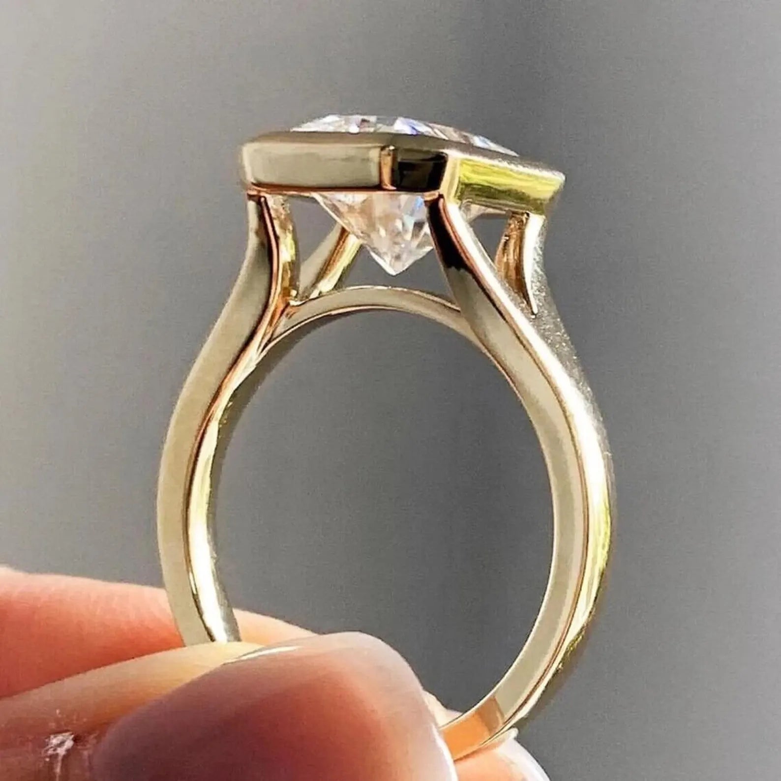 Radiant 2.00ct Lab Grown Diamond Bezel-set Engagement ring, D-E-F Color, VVS-VS Clarity - IGI Certificate