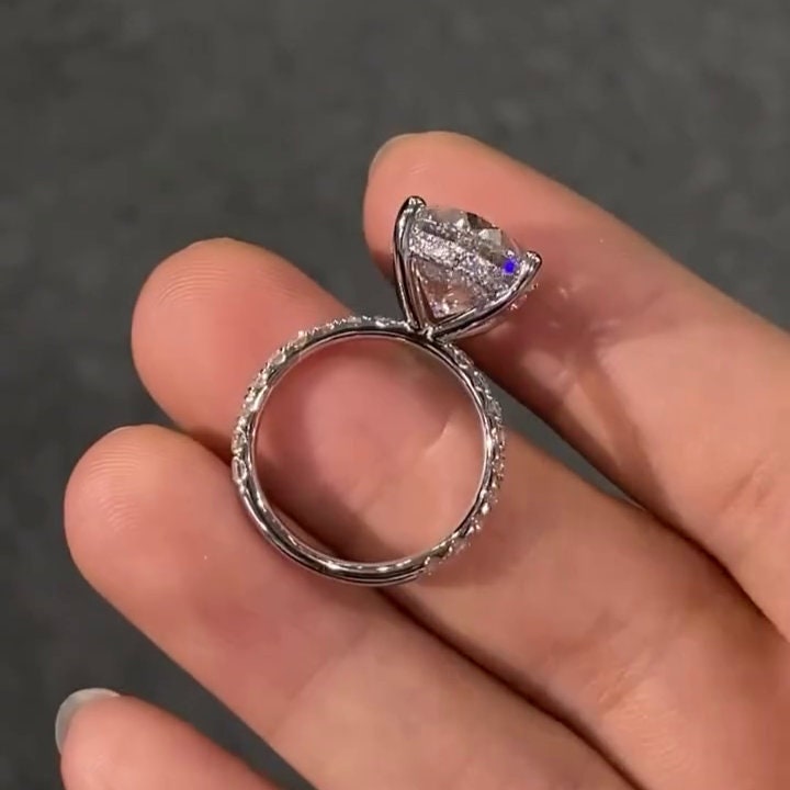 Oval 5.50tcw Lab Diamond Scalloped Hidden Halo Ring | IGI Certified | White Gold | VVS–VS Clarity