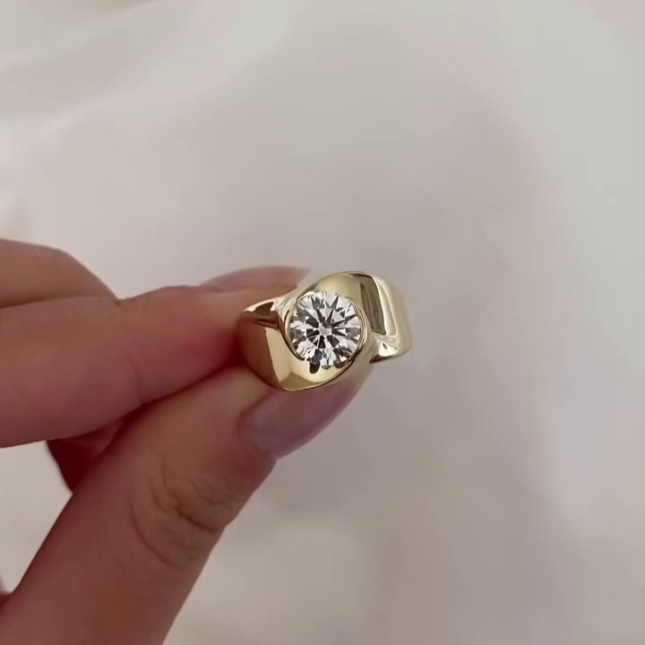 Modern Cigar Band Engagement Ring | 1.00ct Round Lab Diamond | IGI Certified