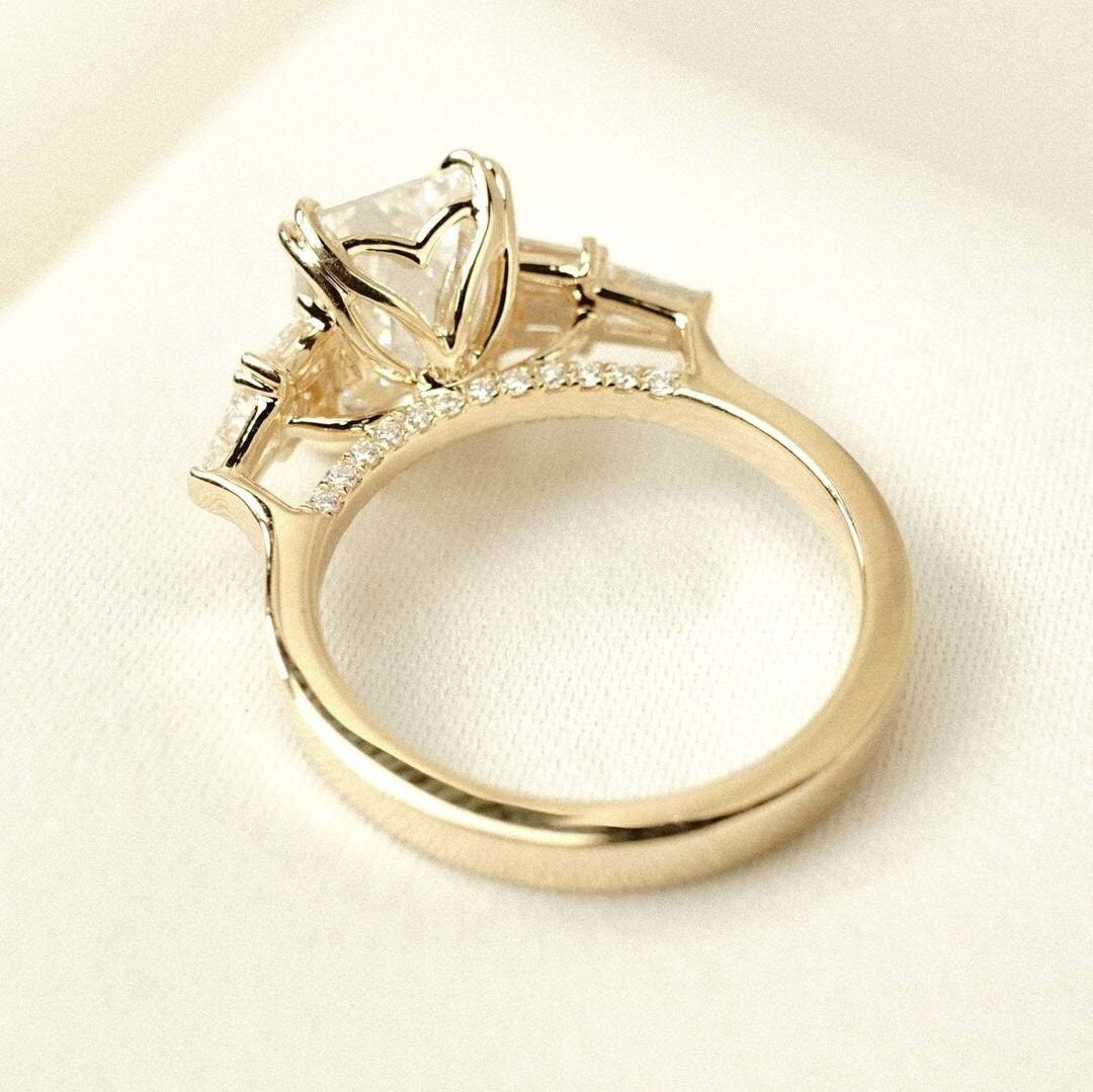 3.00ct Emerald Lab Diamond Ring | Pavé & Baguette Side Stones | DEF VVS | IGI Certified