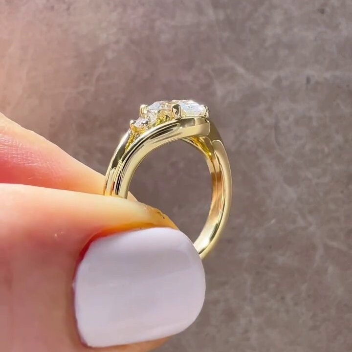 Oval 1.90tcw Lab Diamond Ring | Split Shank Three Stone | IGI Certified | D-E-F VVS–VS | Yellow Gold