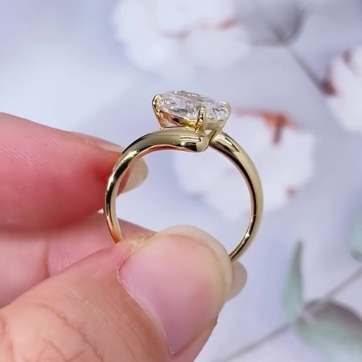 Oval 3ct Lab Grown Diamond Bypass Engagement Ring | Yellow Gold | IGI Certified