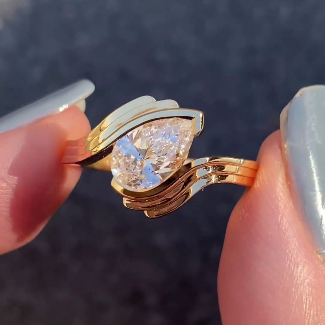 1.00ct Pear Lab Diamond Half Bezel Engagement Ring | IGI Certified | D-E-F | VVS–VS