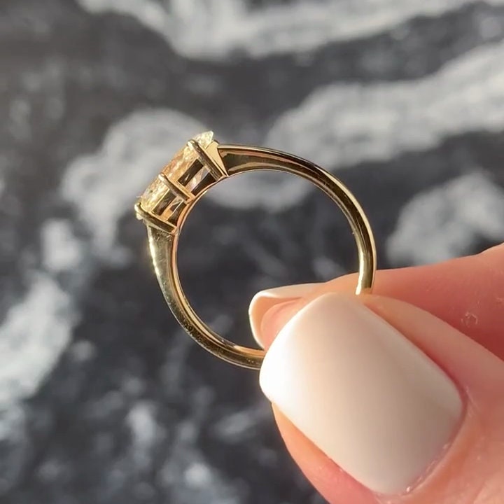 Oval 1.70ct Lab Diamond East-West Engagement Ring | 6 Prongs | IGI Certified