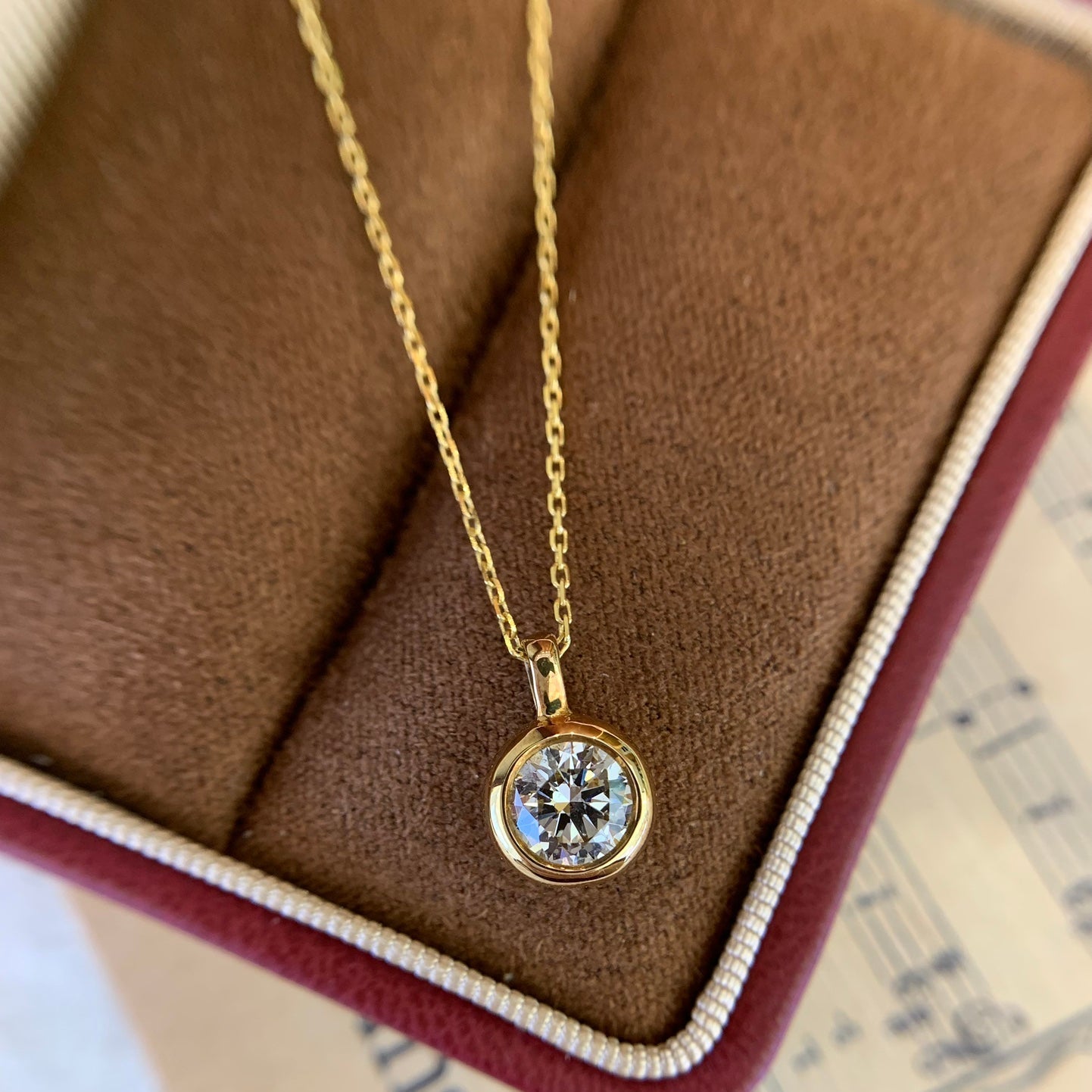 Round 0.80ct Lab Grown Diamond Yellow Gold Bezel Set Necklace, D-E-F Color, VVS-VS Clarity - IGI Certified Necklace