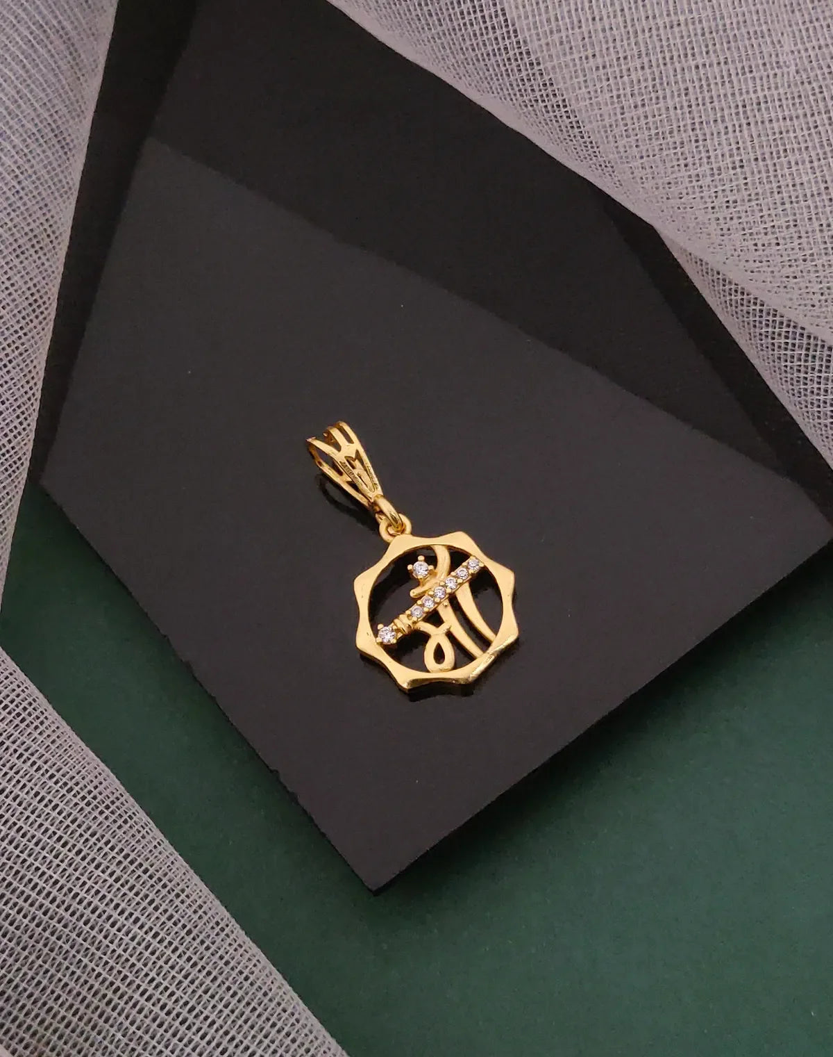 stylish Diamond round Ma Pendnat