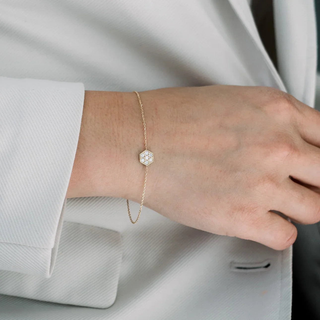 Round Lab Grown Diamond Carbon Lightweight & Durable Carbon Bracelet, EF Color, VS Clarity, IGI certified