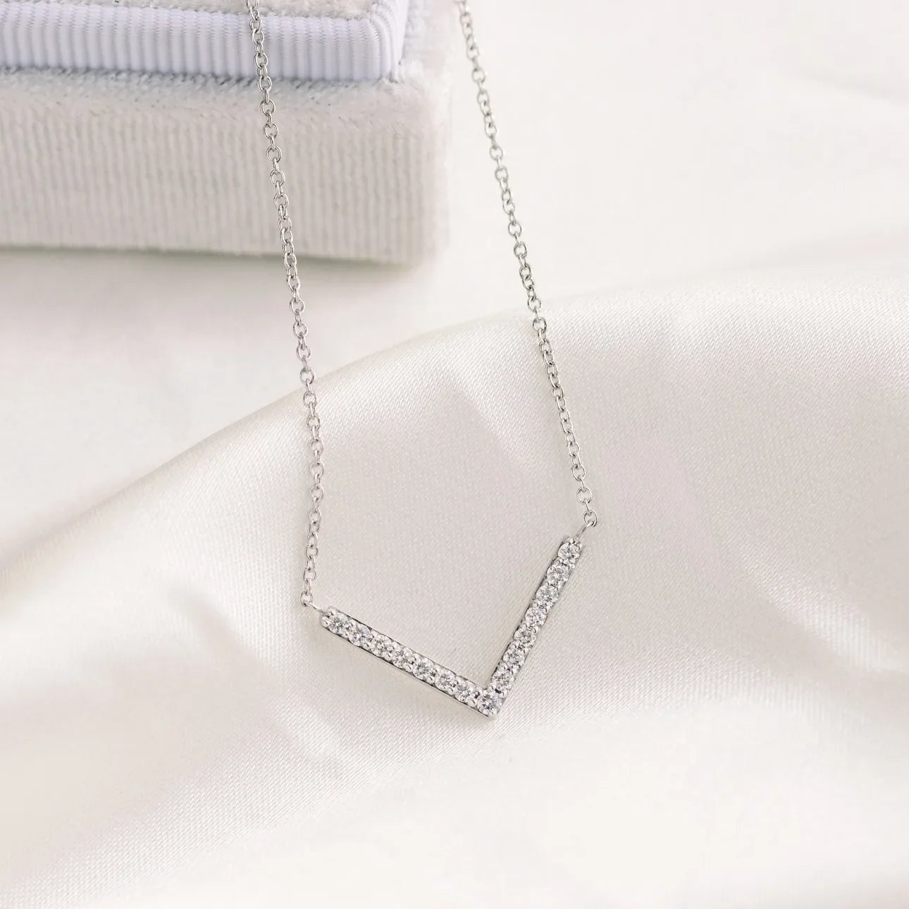 Round Lab grown Diamond V Bracelet EF Color, VS Clarity, IGI Certificate