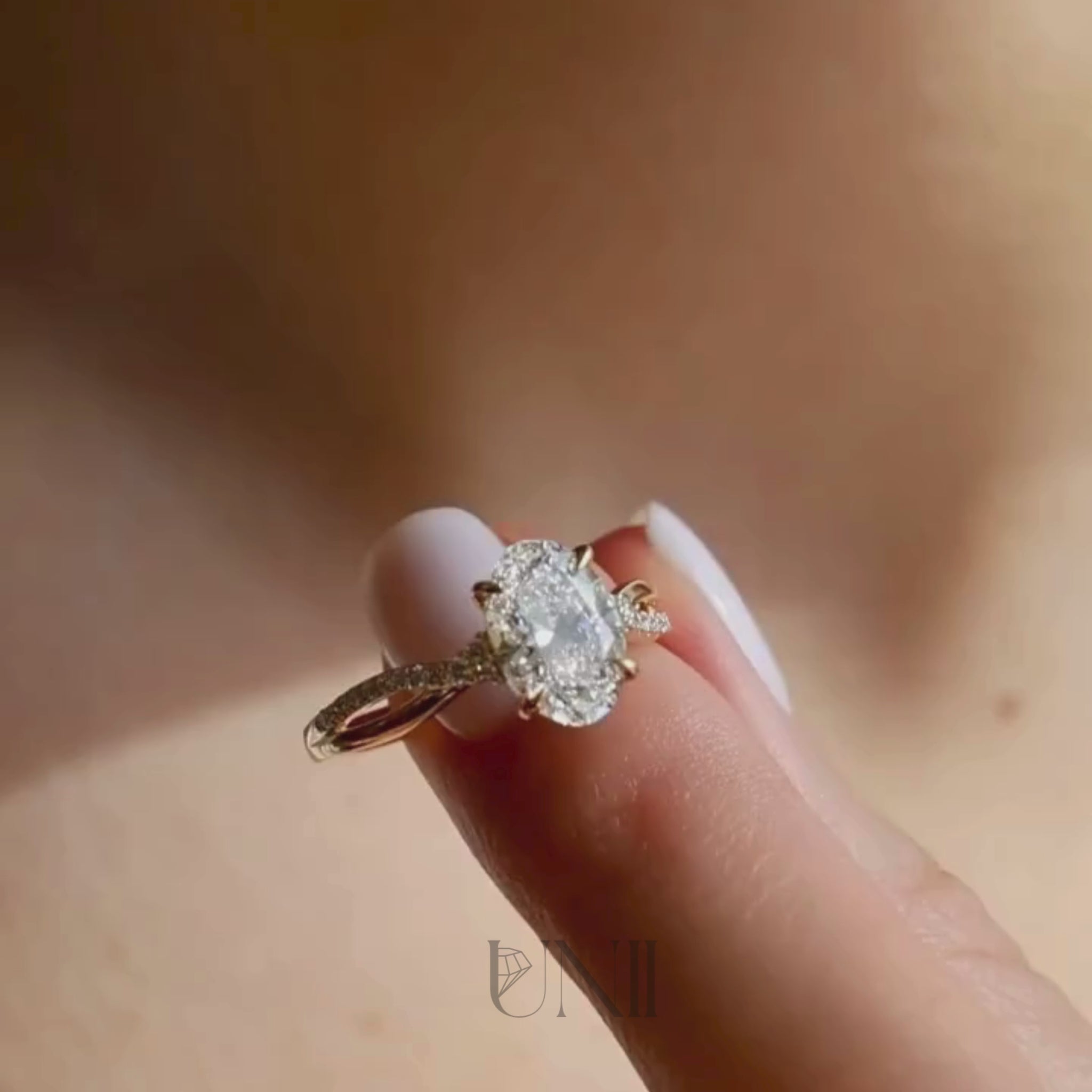 Common :: 2.00ct Oval lab grown diamond pavé ring close-up video