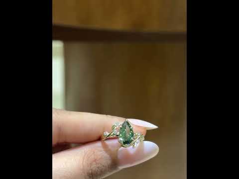 Common :: Close-up video of the 2.00CT green pear-shaped IGI-certified lab grown diamond.