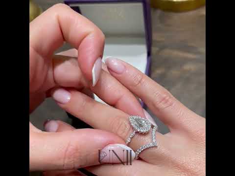 Common :: Velentia pear halo lab grown diamond engagement ring sparkle close up IGI certified video