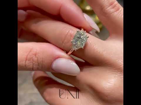 Common :: Zenvella square cushion lab grown diamond three stone engagement ring sparkle close up IGI certified video
