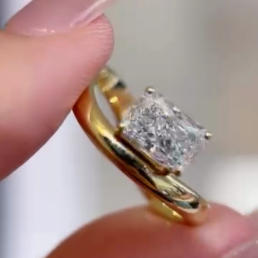 Radiant 2.00ct Lab Grown Diamond Solitaire Engagement Ring | Yellow Gold | D-E-F Color, VVS–VS Clarity | IGI Certified | Classic Modern Ring