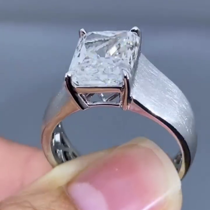 4.00ct Men’s Lab-Grown Radiant Diamond Ring | IGI Certified | Elegant White Gold Band