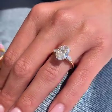 Oval 3.50tcw Lab Diamond Ring | Pear Side Stones | IGI Certified | D-E-F VVS–VS | Yellow Gold