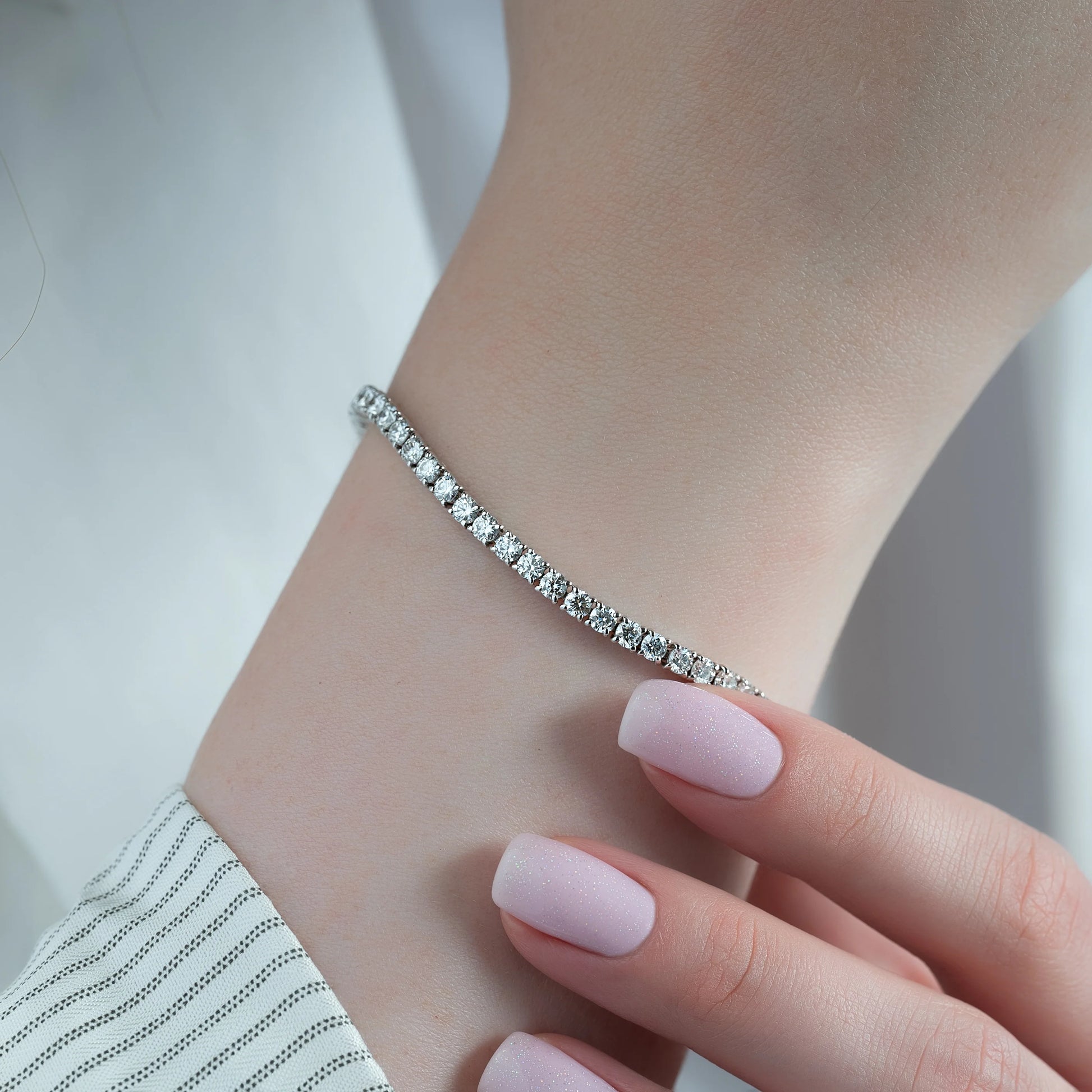 white :: 5 carat IGI certified lab grown diamond bracelet round cut